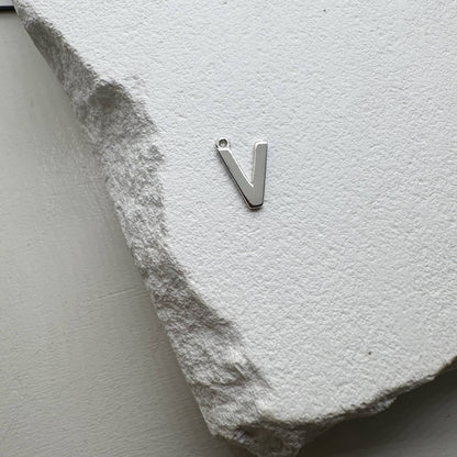 Inicialo pakabukas -  raidelė. Sidabras arba auksas