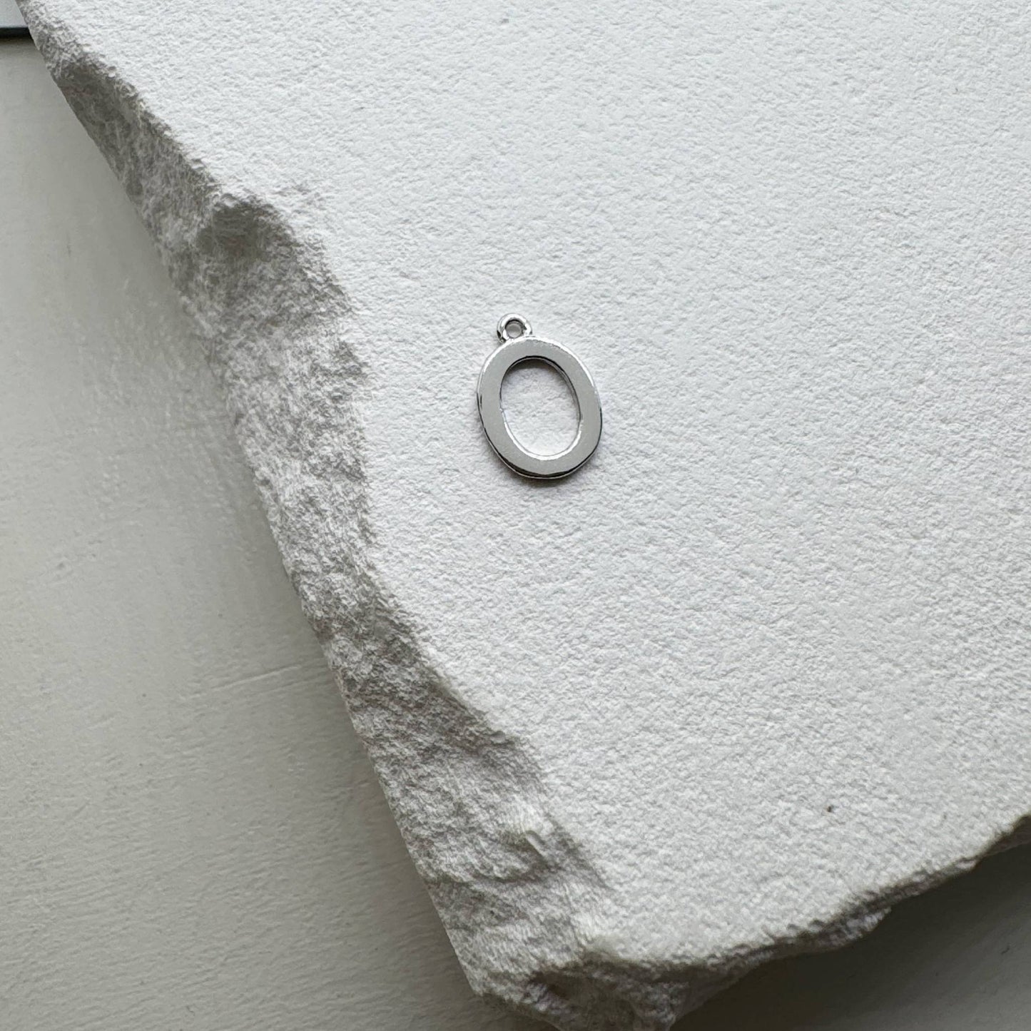 Inicialo pakabukas -  raidelė. Sidabras arba auksas