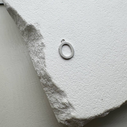 Inicialo pakabukas -  raidelė. Sidabras arba auksas