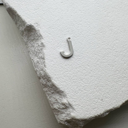 Inicialo pakabukas -  raidelė. Sidabras arba auksas