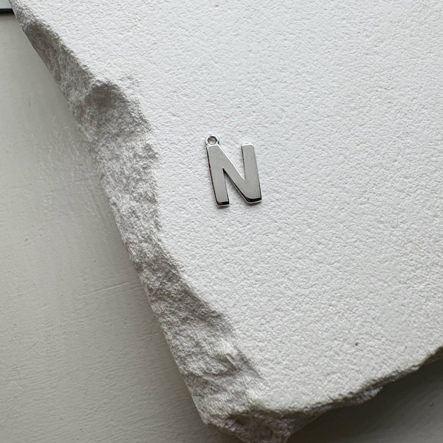 Inicialo pakabukas -  raidelė. Sidabras arba auksas