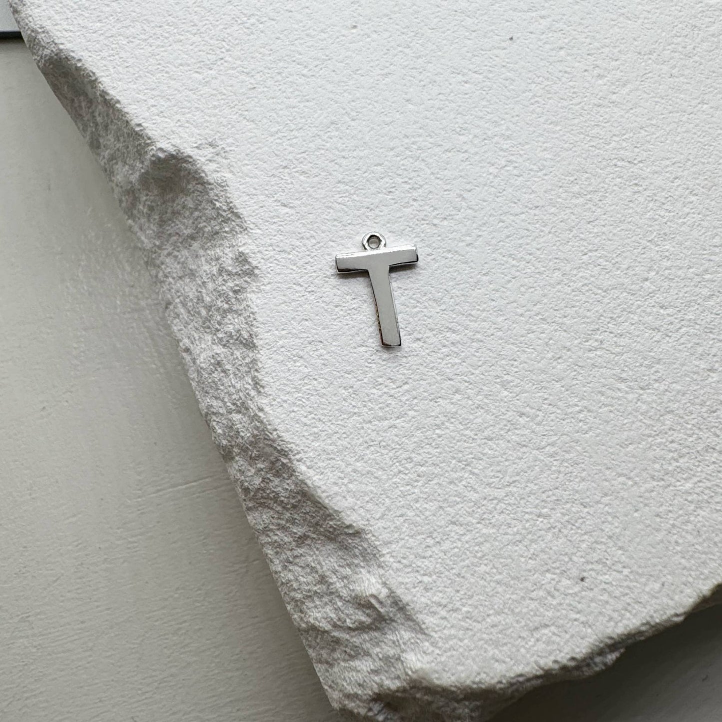 Inicialo pakabukas -  raidelė. Sidabras arba auksas