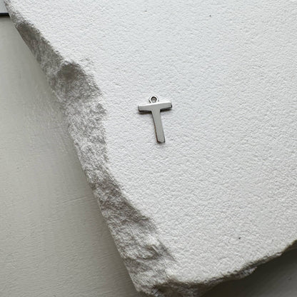 Inicialo pakabukas -  raidelė. Sidabras arba auksas