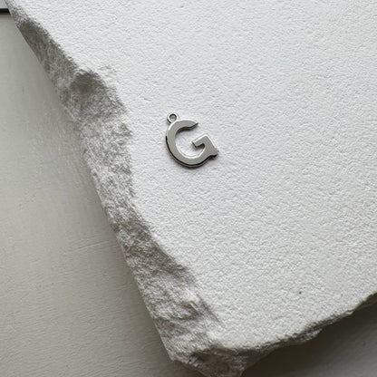 Inicialo pakabukas -  raidelė. Sidabras arba auksas