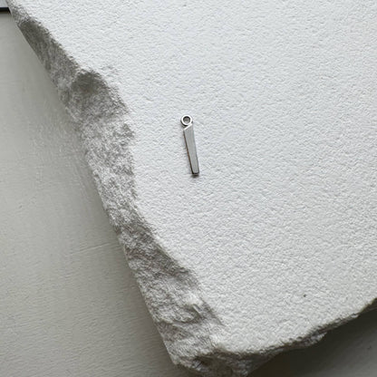 Inicialo pakabukas -  raidelė. Sidabras arba auksas