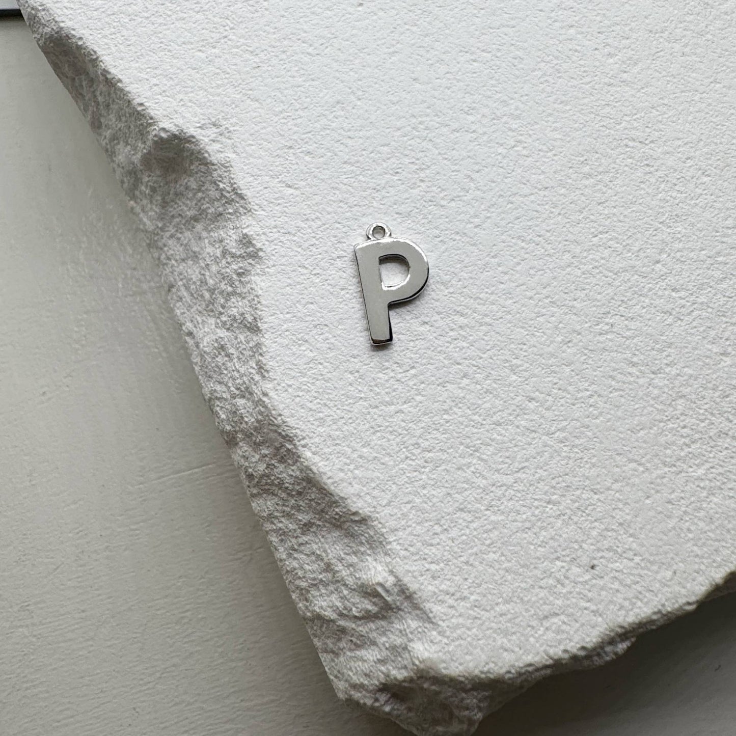 Inicialo pakabukas -  raidelė. Sidabras arba auksas